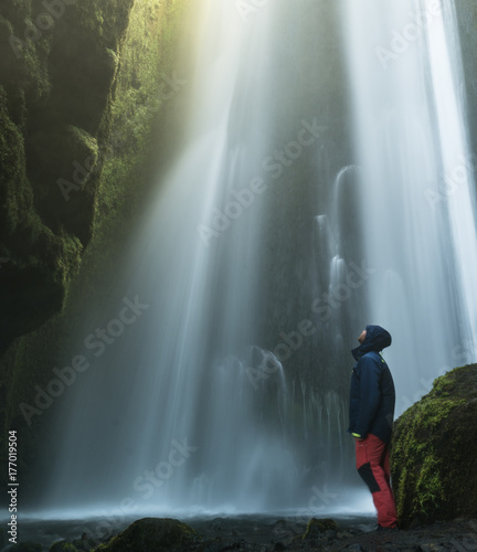 Hombre mirando la cascada de Gljufrabui en Islandia