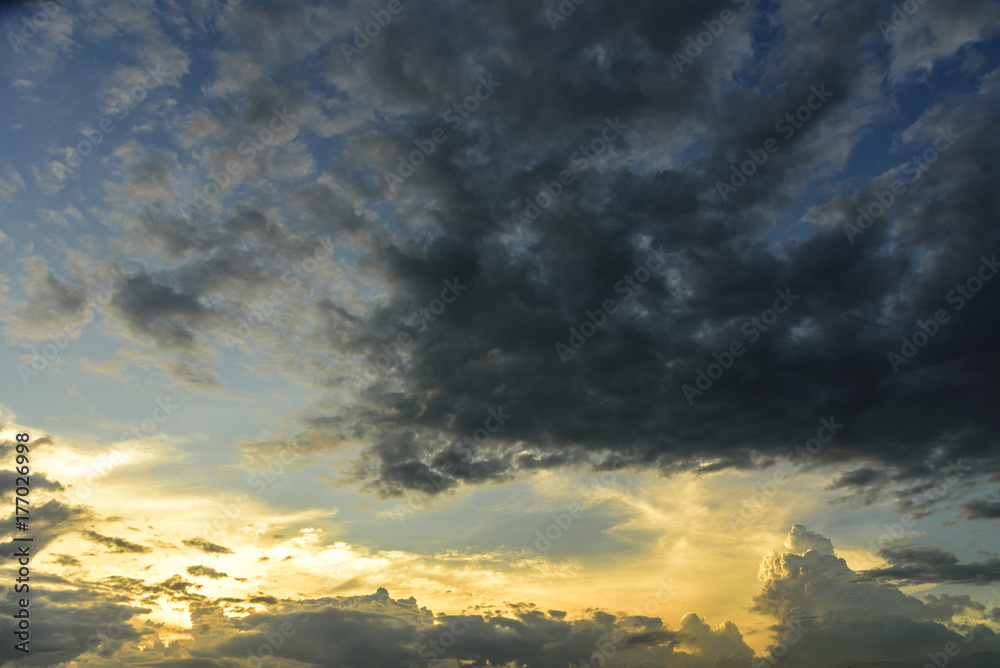 Obraz premium Cloudy sky group with condensation in evening before sunset and raining.