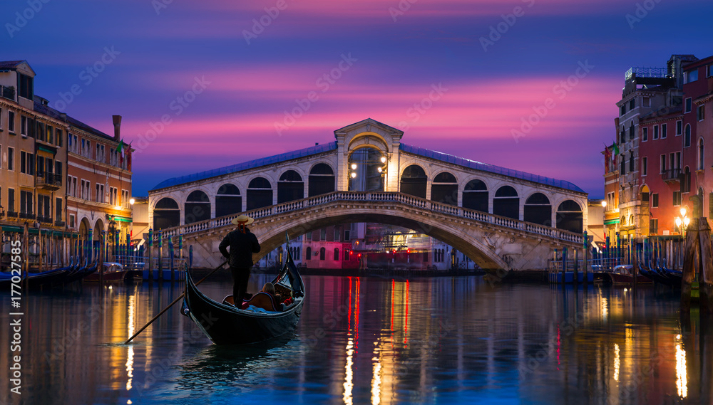 Naklejka premium Gondola w pobliżu mostu Rialto w Wenecji, Włochy