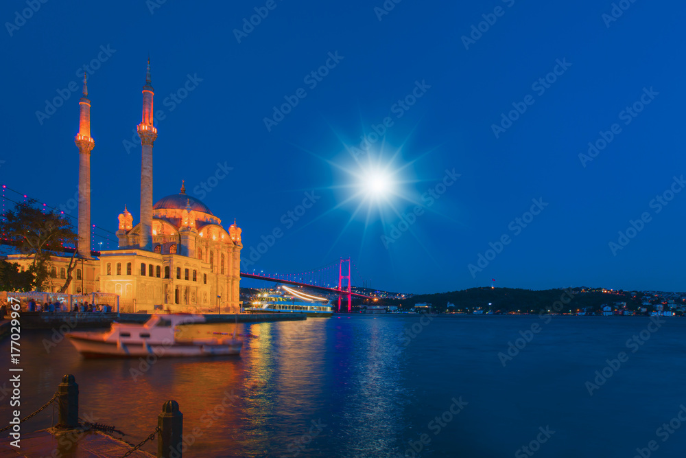 Fototapeta premium Ortakoy mosque and Bosphorus bridge, Istanbul, Turkey 