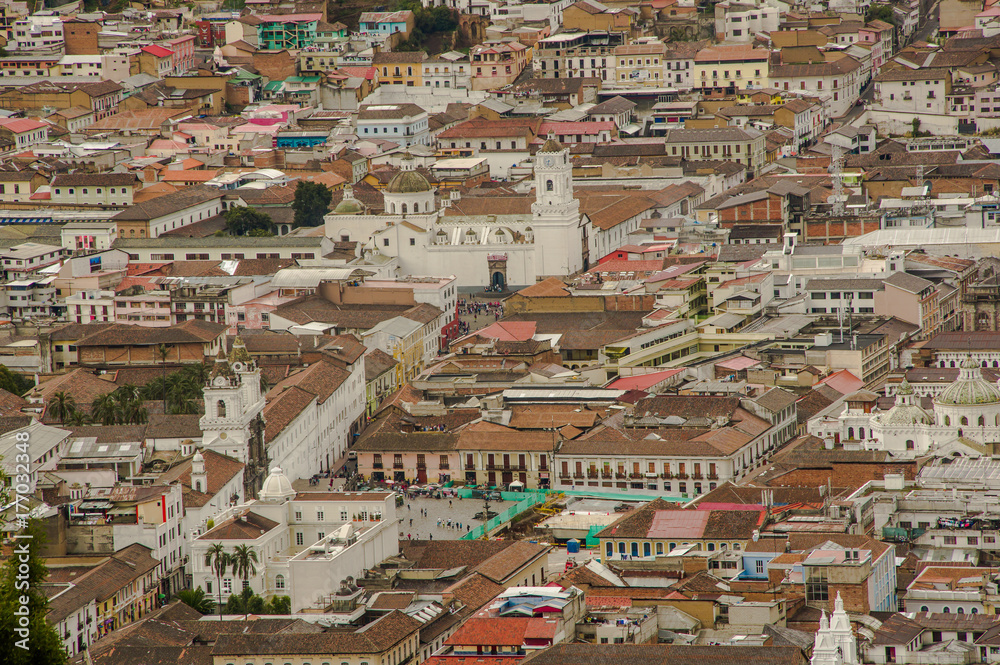 Fototapeta premium Piękny widok na zabytkowe centrum Quito w Ekwadorze