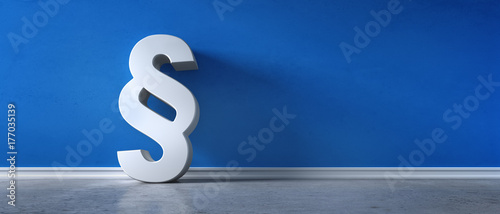 Foto Paragraph Symbol vor blauer Wand