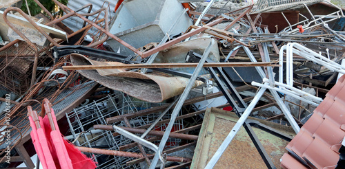 Photos ferrous material into the recyclable waste collection center