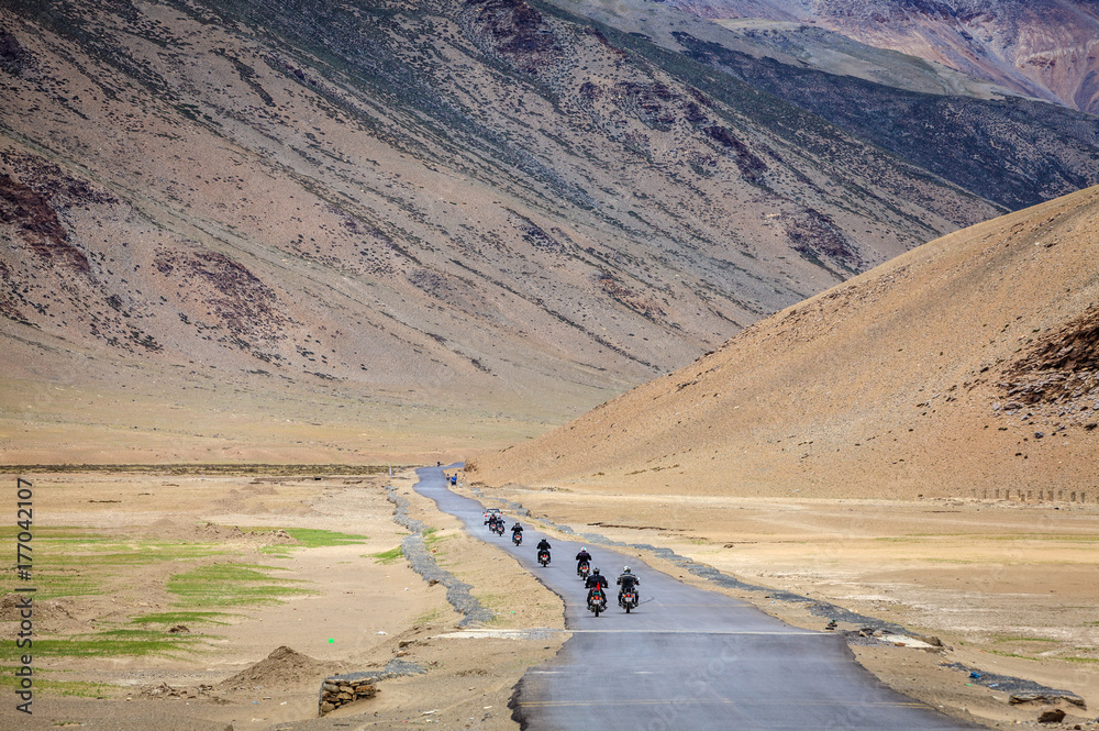 Fototapeta premium Road through Changthang plateau