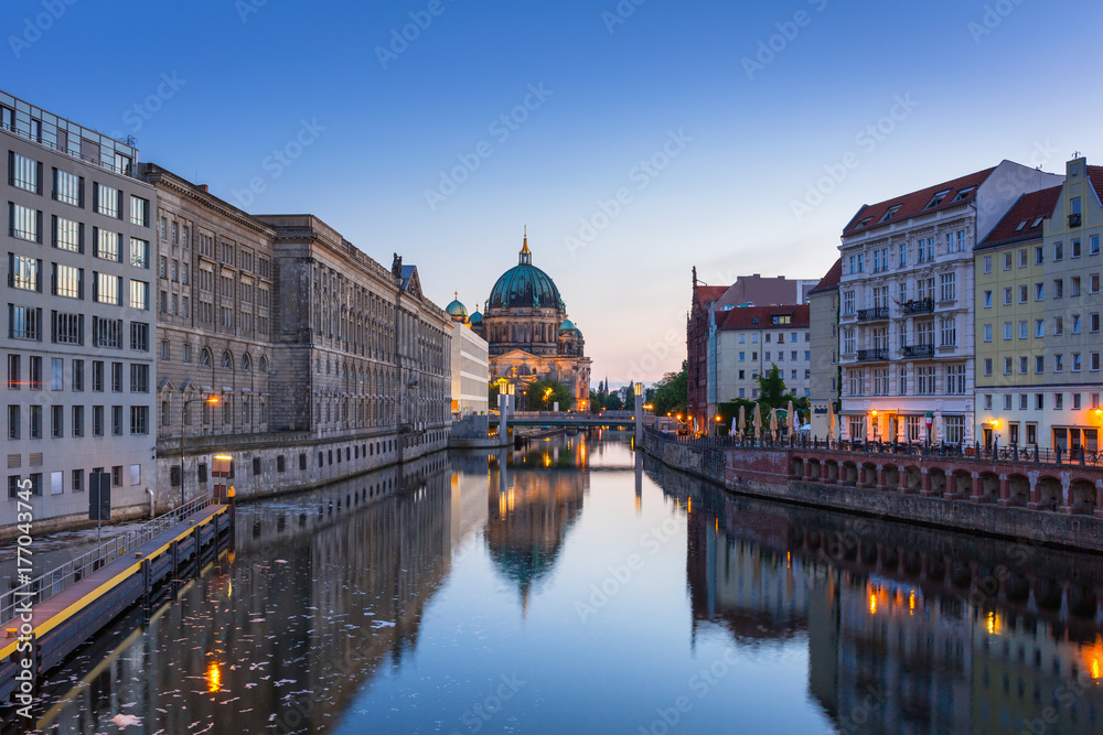 Obraz premium Architecture of Berlin reflected in Spree River, Germany