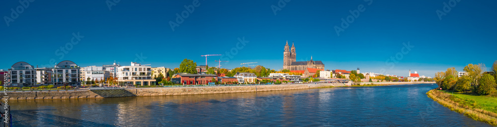 Obraz premium Panoramic view of Elbe, cathedral and old town in Magdeburg