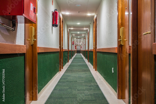 Длинный коридор с дверями в комнаты