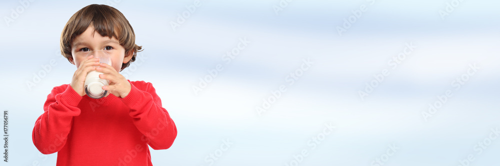 Kind trinken Milch Glas gesunde Ernährung Banner Textfreiraum Copyspace Kind trinken Milch Glas gesunde Ernährung Banner Textfreiraum Copyspace