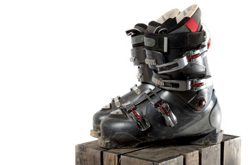 Fotobehang Wintersport Versleten skischoenen op houten krat  © Ben Gingell
