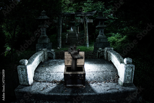 呪いの箱から出る幽霊の手	