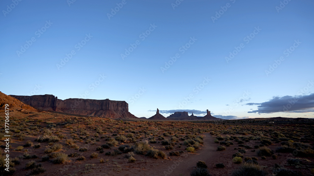 Wildcat Trail in Monument Valley, an early morning hike