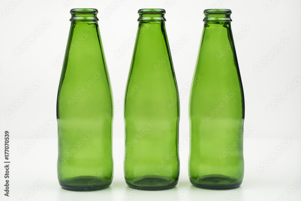 soda, kola, meyve suyu gibi içecekler için arka plan beyaz yeşil cam şişeler. soda, kola, meyve suyu gibi içecekler için arka plan beyaz yeşil cam şişeler.