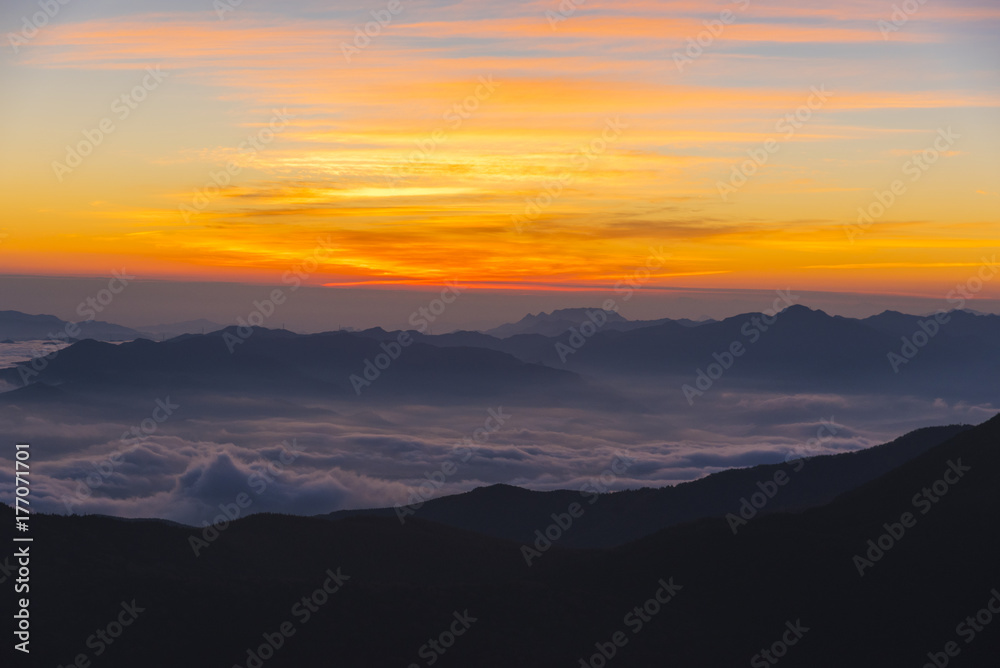 蓼科山山頂からの夜明け
