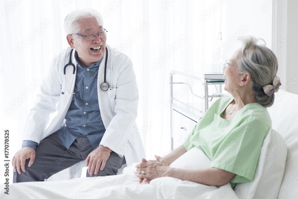 Obraz premium An elderly doctor is having a good conversation with a patient