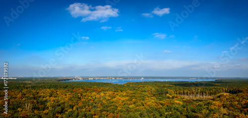 Panoramablick über den Großen Müggelsee im Herbst