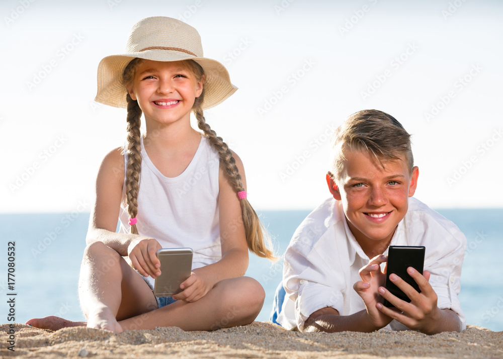 kids playing with mobile phones