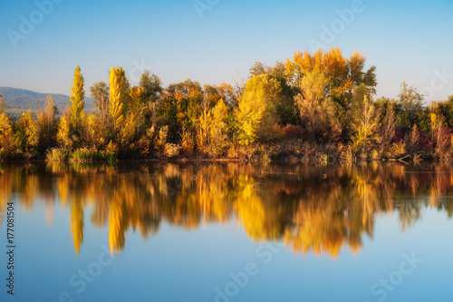 Bunte Bäume im Herbst spiegeln sich im See