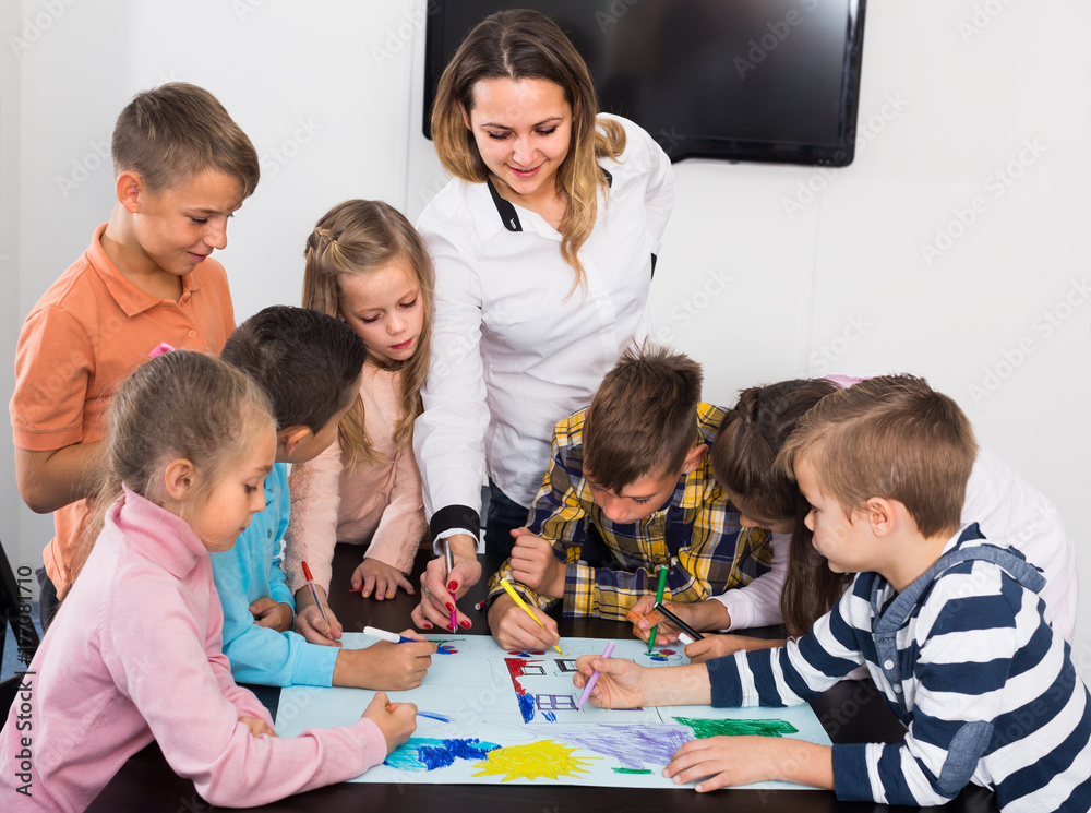 Fototapeta premium Professor and children drawing