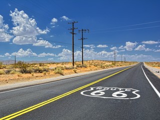 Aluminium schilderij Route 66 Route 66 snelweg door woestijnlandschap  © StockPhotoAstur