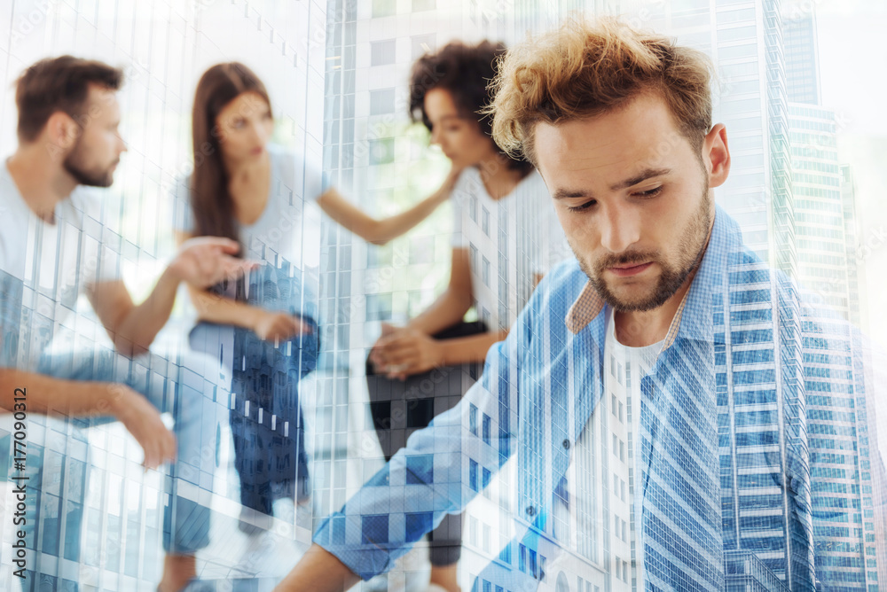 Obraz premium Upset bearded man visiting psychologist