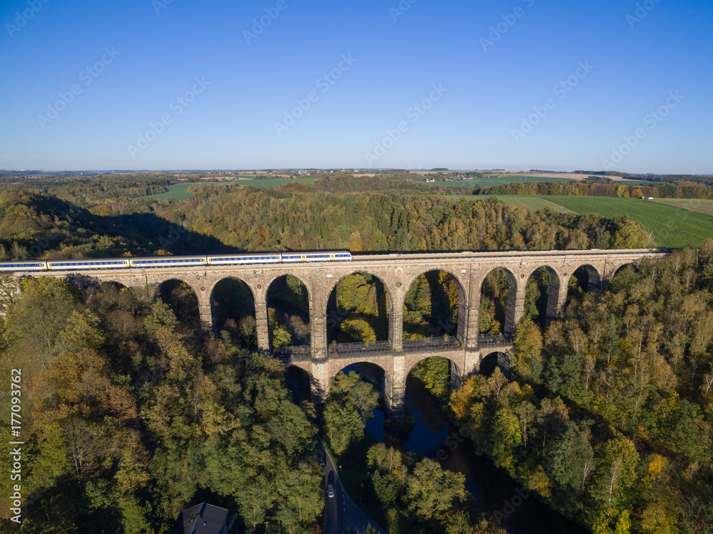 Göhrener Viadukt von oben. Die drittgrößte Eisenbahnbrücke in Sachsen. Luftaufnahme mit drohe.