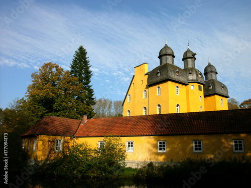 Schlossanlage im Herbst bei Sonnenschein in leuchtendem Gelb und Ocker von Schloss Holte in Schloß Holte-Stukenbrock bei Gütersloh in Ostwestfalen-Lippe