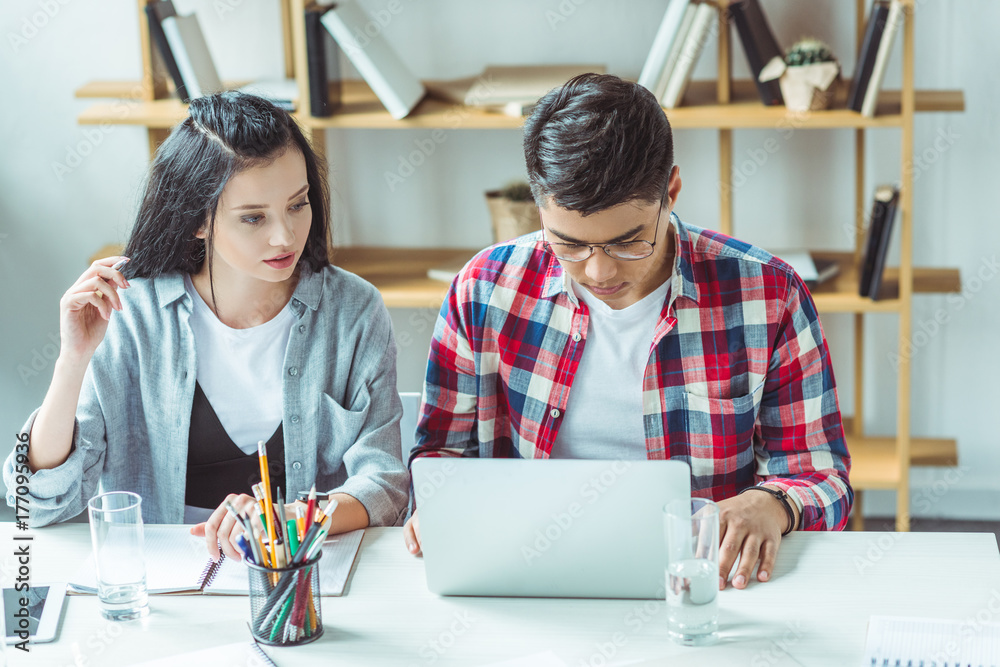 Obraz premium multiethnic students studying with laptop