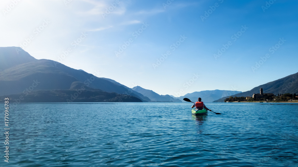 Kajak fahren auf dem Comer See in Italien