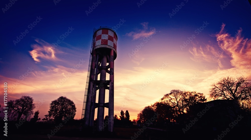 Wasserturm bei Sonnenaufgang im Wiley  Neu-Ulm, Bayern 
