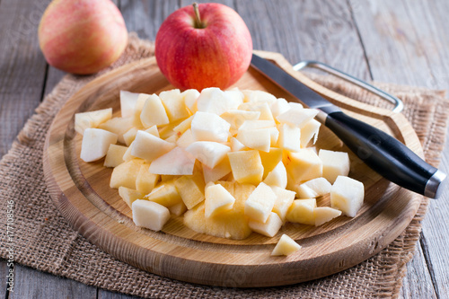 Fotografie Cubes of apple on a cutting board