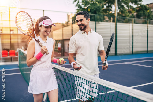 Couple on tennis court © Vasyl