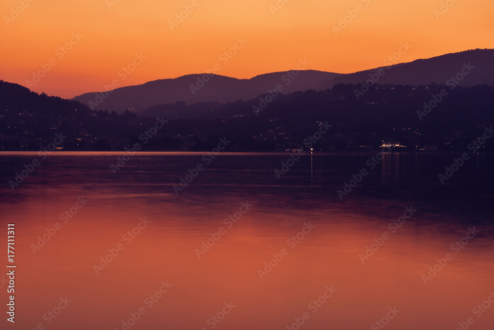 astratto tramonto sul lago colore oro