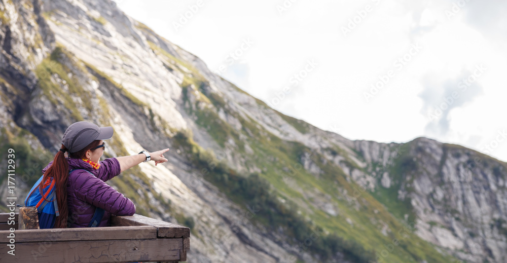 Naklejka premium Photo of girl with backpack pointing finger