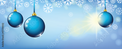 blaue weihnachtskugeln im schnee hintergrund