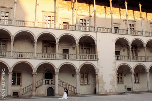 Pareja de recién casados en el castillo de Cracovia