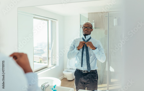 Canvas-taulu Man getting ready for office