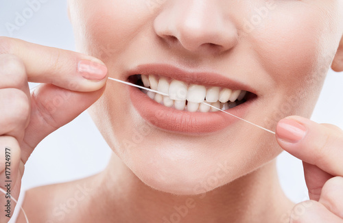 Cleaning teeth with tooth thread