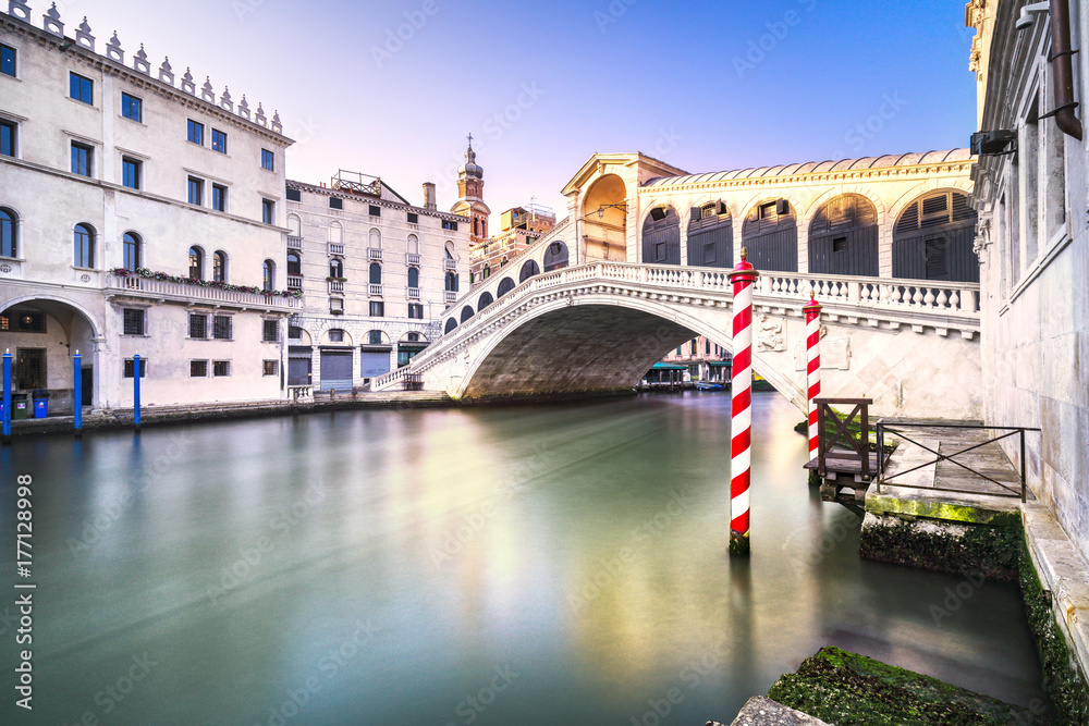 Venice grand canal, Rialto bridge at sunrise. Italy - obrazy, fototapety, plakaty 