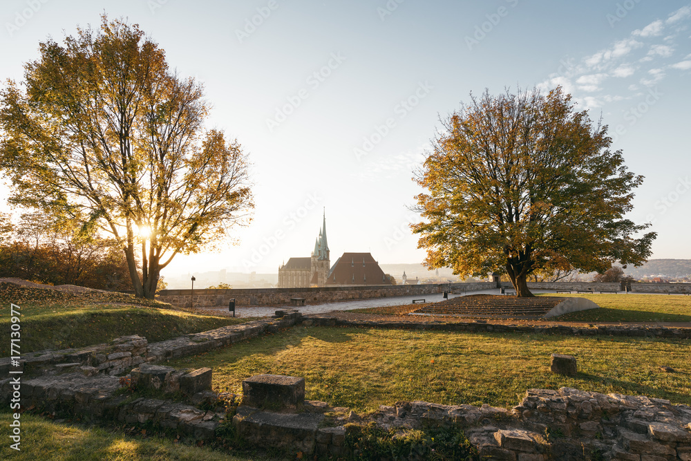 Sonnenaufgang an der Zitadelle auf dem Petersberg in Erfurt mit Blick auf den Dom Sonnenaufgang an der Zitadelle auf dem Petersberg in Erfurt mit Blick auf den Dom