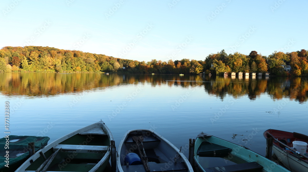 Boote am See im Herbst