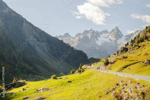 Susten, Wassen, Sustenpass, Passstrasse, Bergstrasse, Alpen, Schweizer Berge, Alpental, Wanderweg, Herbst, Herbstwanderung, Schweiz photo