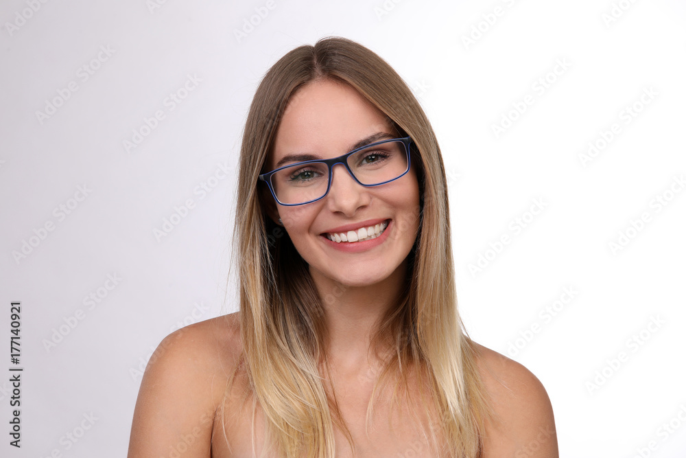 Hübsche blonde Frau mit Brille