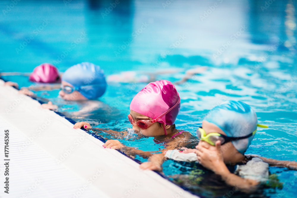 Group of children on swimming class - obrazy, fototapety, plakaty 