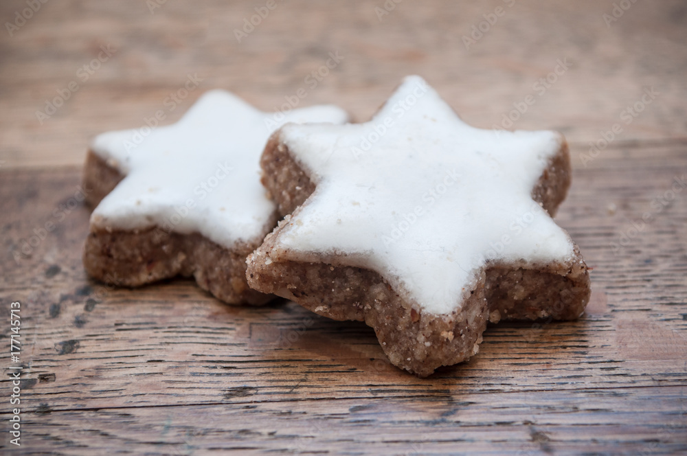 Biscuits de noël en forme d'étoiles sur ardoise Biscuits de noël en forme d'étoiles sur ardoise