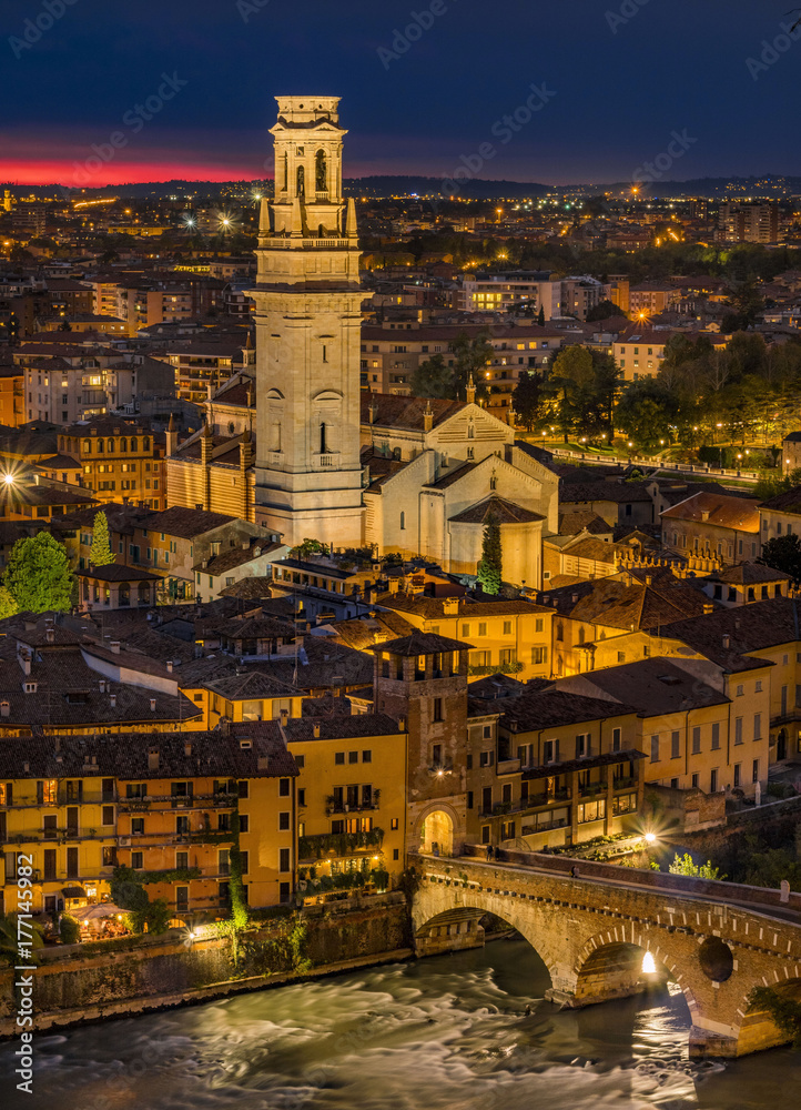 Obraz premium View of Verona by night, Italy