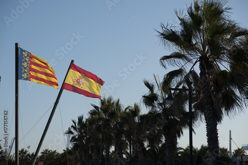 de vlag van Valencia en van Spanje photo