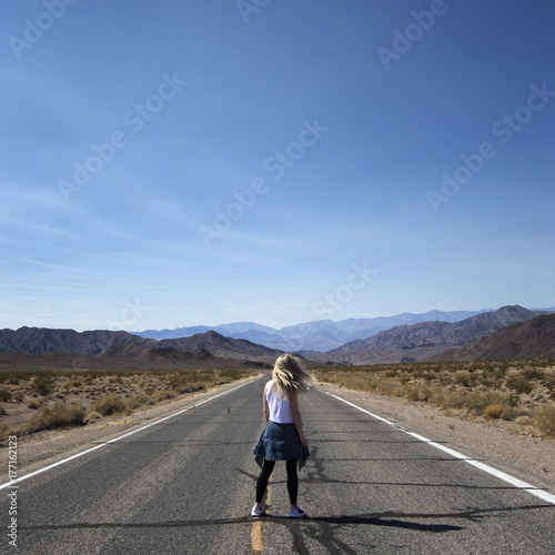 Fototapeta Naklejka Na Ścianę i Meble -  Death Valley highway