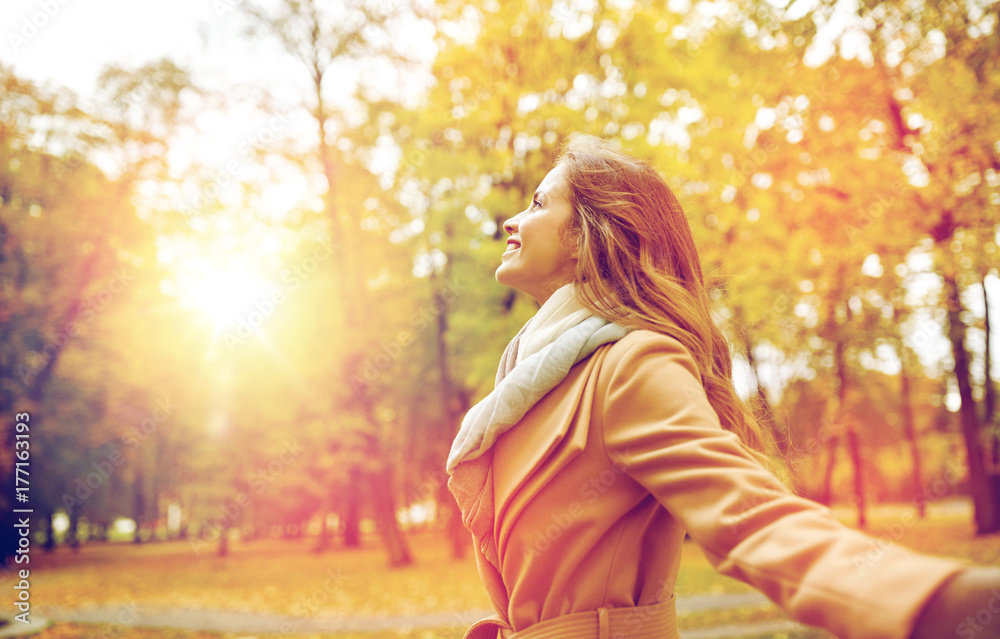 Obraz premium beautiful happy young woman walking in autumn park
