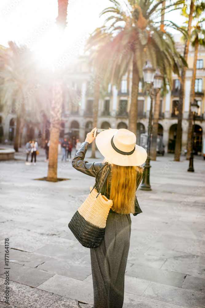 Naklejka premium Młoda kobieta turysta spaceru na placu Reila w Barcelonie