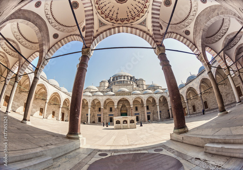 Foto Wide angle fisheye exterior shot of an inner court yard of the biggest Suleymani